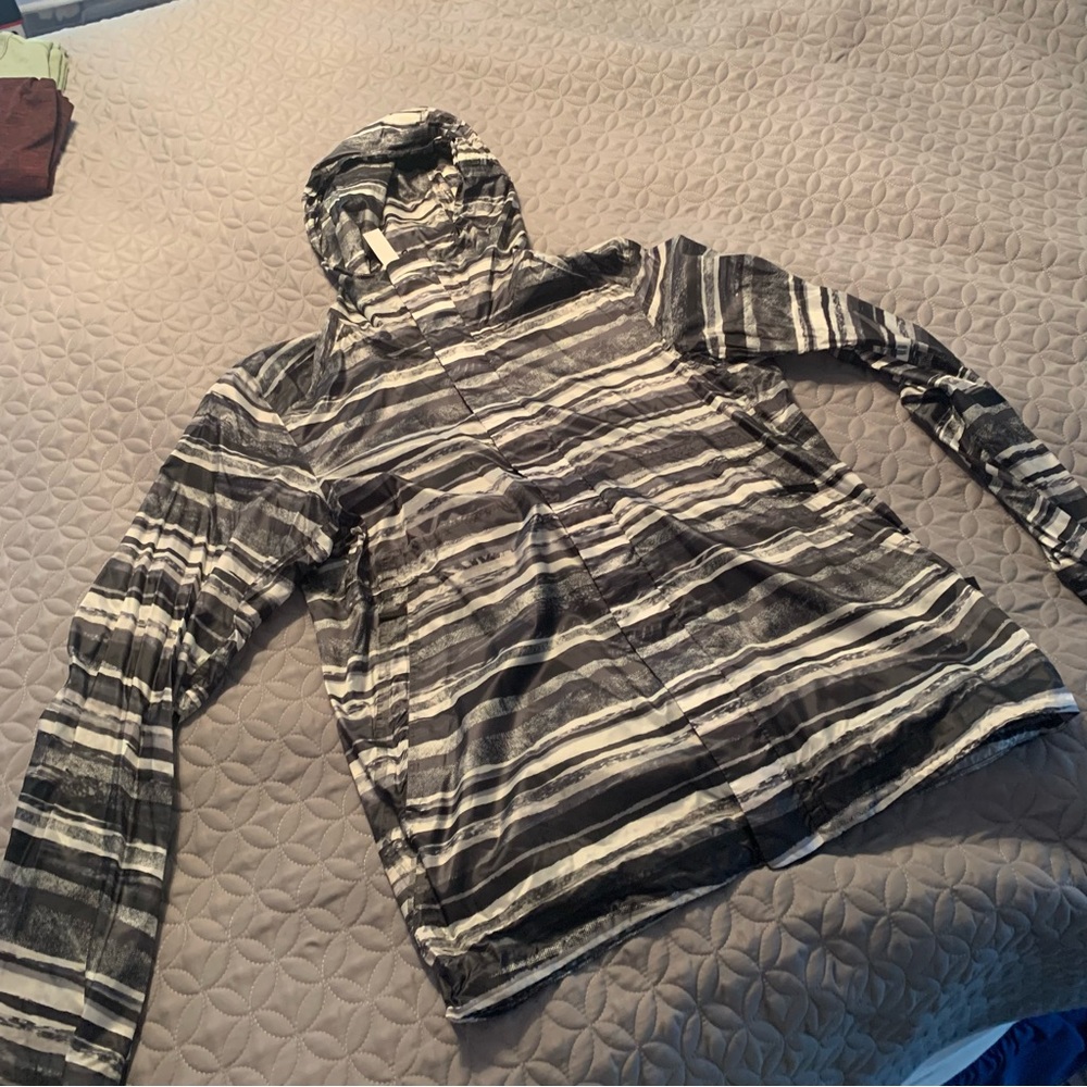 Men’s medium lululemon windbreaker gray pattern.  Excellent condition! No issues